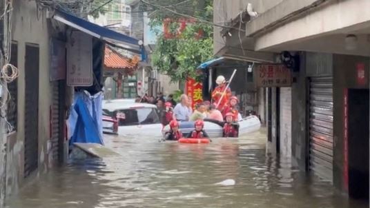 وذكرت وكالة أنباء الصين الجديدة (شينخوا) أن ما يقرب من 230 ألف نسمة أجلوا في قوانغدونغ إلى بر الأمان بحلول الساعة الخامسة مساء بالتوقيت المحلي أمس.