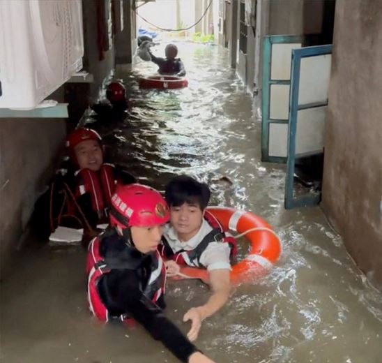 أصبح الإعصار "تاليم" أول إعصار يصل إلى اليابسة في الصين هذا العام، مساء أمس، ما دفع السلطات لإصدار تحذيرات من حدوث فيضانات وإلغاء رحلات الطائرات والقطارات ومطالبة السكان بالبقاء في بيوتهم.