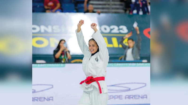 البطلة الإماراتية بلقيس الهاشمي تحتفل بأول ذهبية في تاريخها.    من المصدر