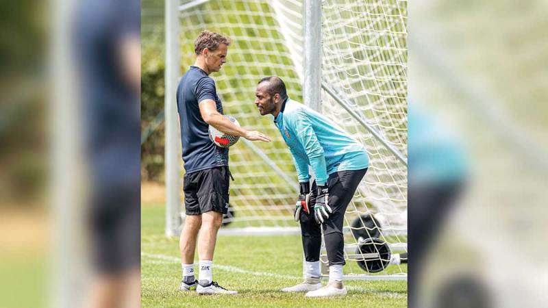 حارس مرمى الجزيرة علي خصيف يستمع إلى تعليمات المدرب الهولندي فرانك دي بور.  من المصدر