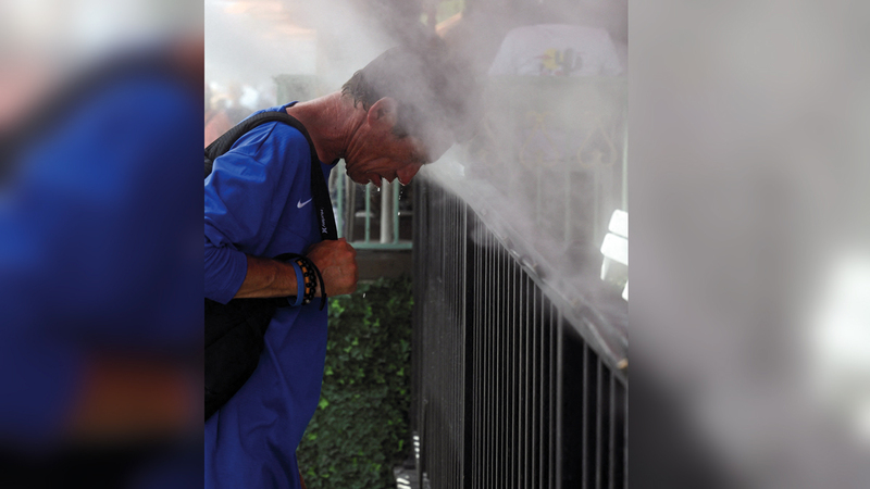 رجل يبرد رأسه بالماء في لاس فيغاس بالولايات المتحدة.   رويترز