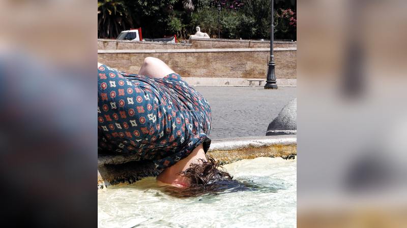 .. وآخر يغمر رأسه في نافورة مياه بإيطاليا.  رويترز