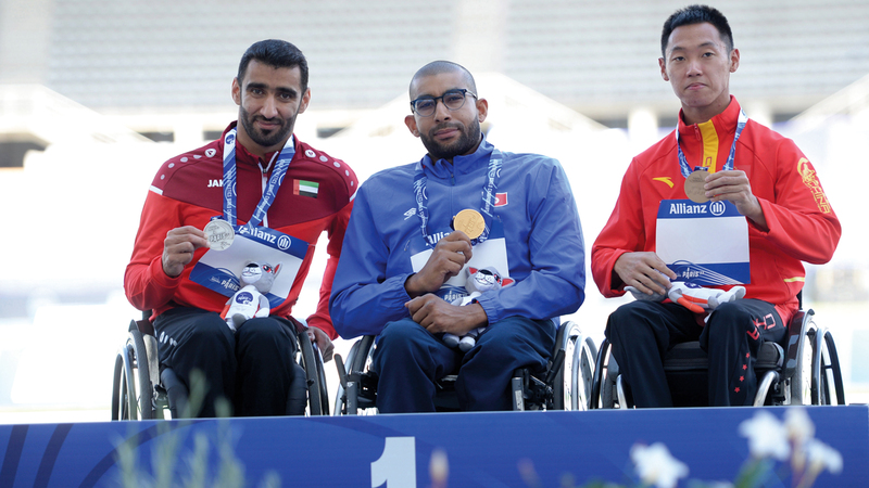 محمد القايد (يسار) على منصة تتويج بطولة العالم لألعاب القوى &laquo;باريس 2023&raquo;.  من المصدر