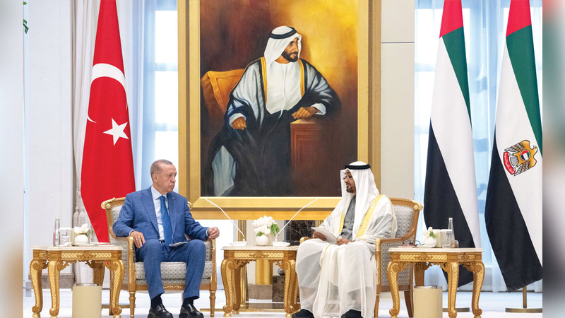 محمد بن زايد وأردوغان استعرضا مختلف أوجه التعاون بين البلدين خصوصاً القطاعات الاستراتيجية.  وام