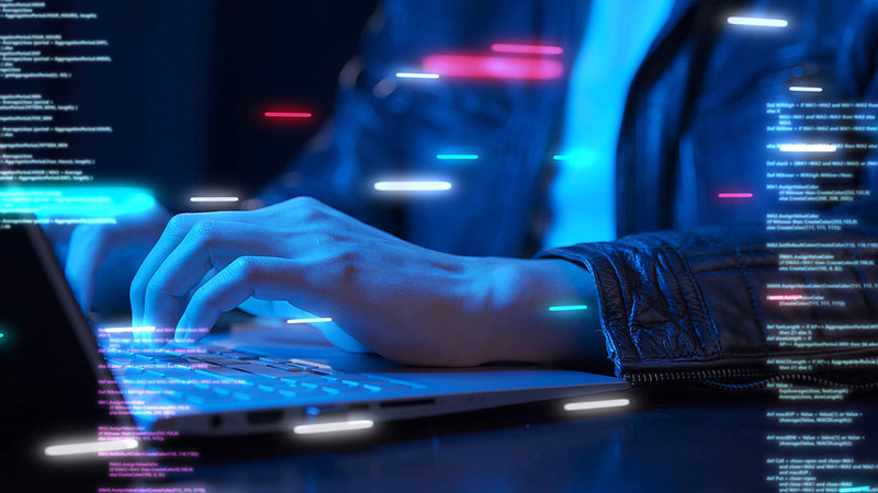 حسابات على مواقع تواصل اجتماعي تستغل اسم وصورة رجال أعمال وتزعم تقديم عوائد عالية للاستثمار.  من المصدر