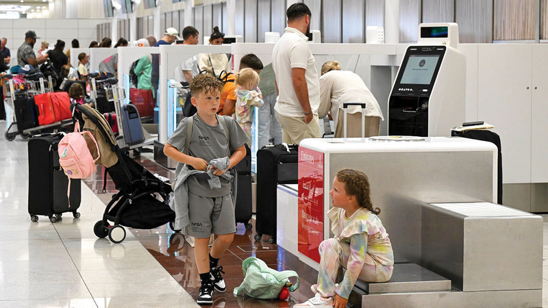 مطار دبي الدولي حافظ على مركزه الأول كأكبر مطار في العالم من حيث أعداد المسافرين الدوليين.  تصوير: باتريك كاستيلو