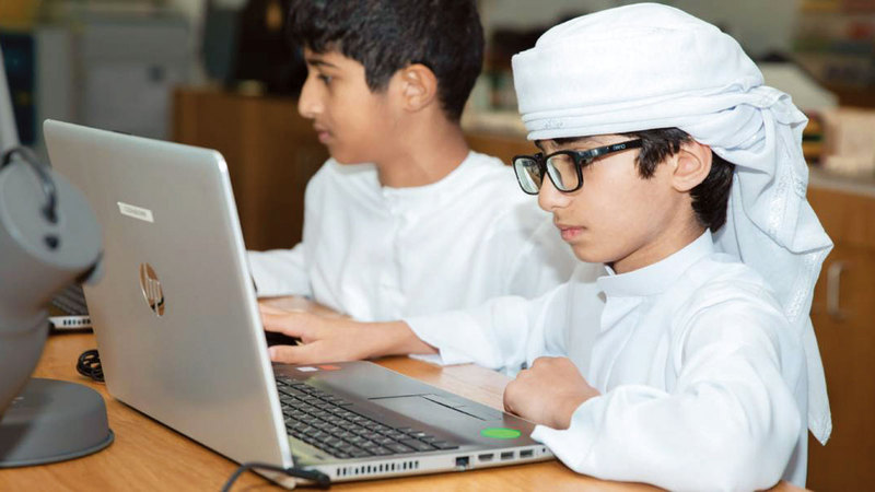 من ورشة تدريبية لطلبة المدارس نظمها منتزه جامعة الإمارات للعلوم والابتكار في مدينة العين حول التقنيات الحديثة في مجالات الذكاء الاصطناعي.   من المصدر