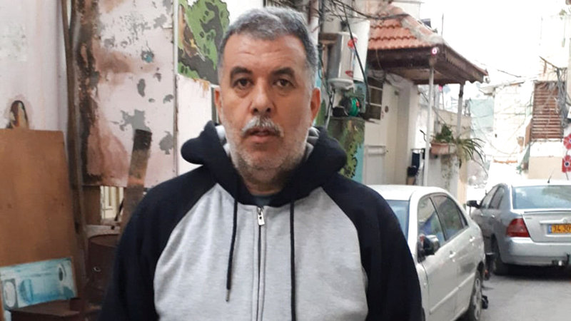 زهير الرجبي أمام منزله المهدد بالهدم منذ 2015.  الإمارات اليوم