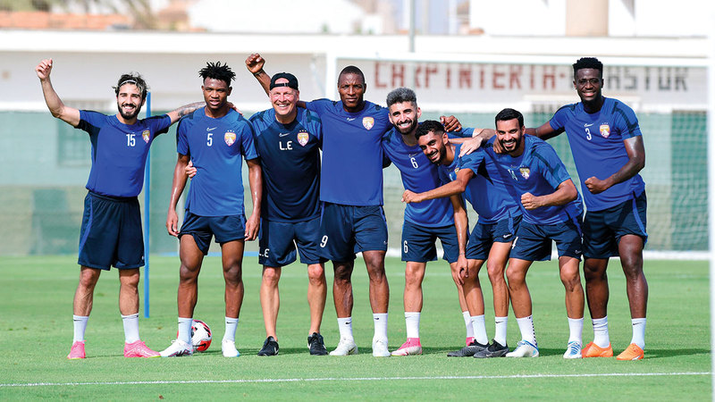 لابا كودجو يتوسط لاعبي العين خلال معسكر إسبانيا. من المصدر