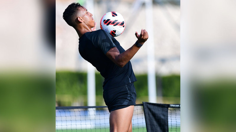 صانع ألعاب العين سفيان رحيمي خلال معسكر إسبانبا.  من المصدر