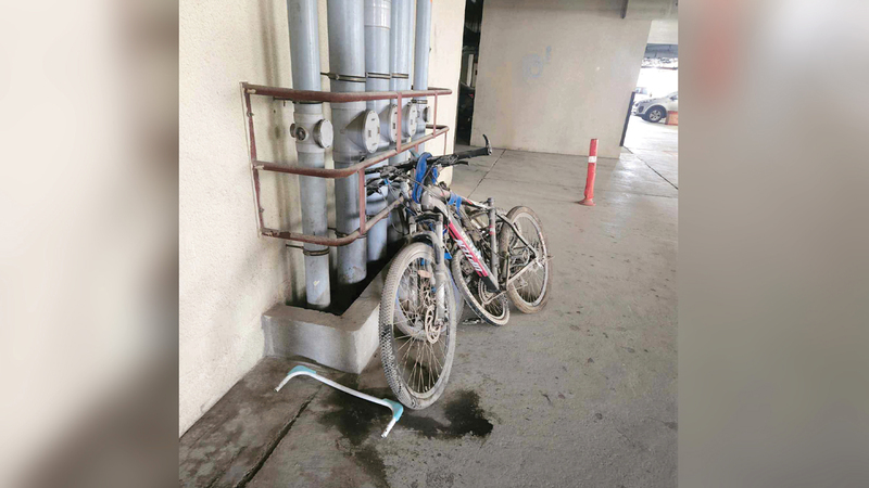 الشركات التي تدير البنايات تمنع تخزين أي أثاث أو أغراض على السلالم أو في ممرات الشقق.  من المصدر