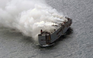 الصورة: حريق بسفينة تحمل نحو 500 سيارة كهربائية قبالة هولندا
