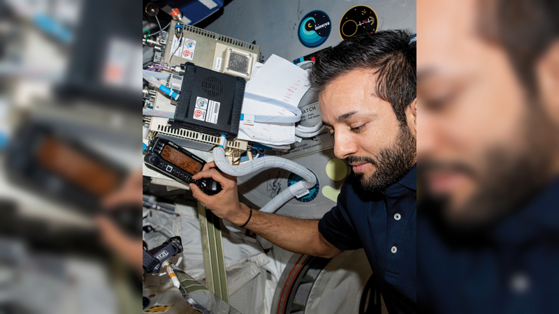 النيادي خلال مشاركته في التجربة العالمية على متن المحطة الفضائية.  من المصدر