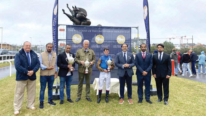 خلال مراسم التتويج.  من المصدر