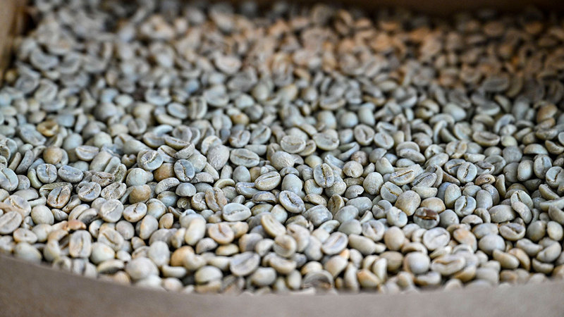 عادات الاستهلاك ونمو قطاعات الضيافة والأعمال يعزّزان مبيعات القهوة بالأسواق.  أرشيفية