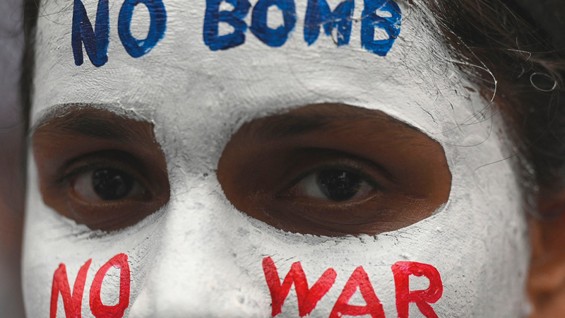 امرأة في مومباي تشارك في مسيرة إحياء ذكرى هيروشيما.  أ.ف.ب