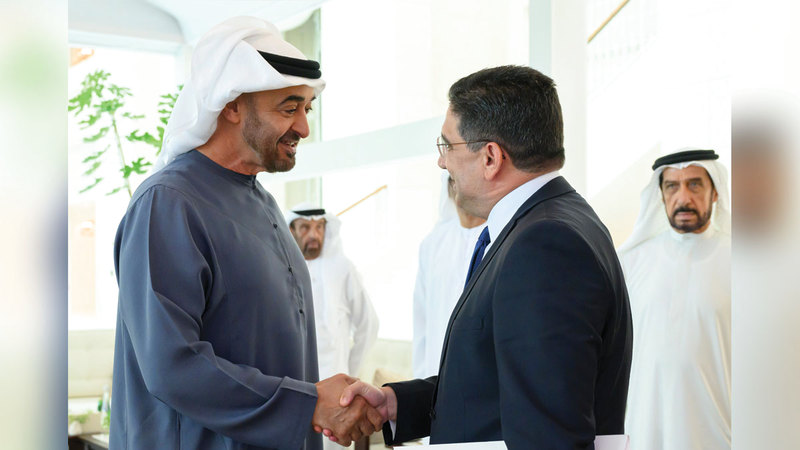 محمد بن زايد خلال استقباله ناصر بوريطة.      وام