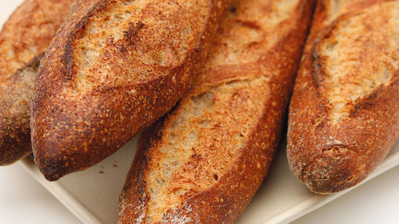 خبز مصنوع من حبوب الفونيو المحلية بدلاً من الرغيف الفرنسي الكلاسيكي.  من المصدر