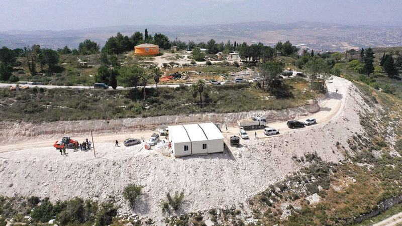 المستوطنون لا يبرحون موقع حوميش في سبيل إعادة البناء داخلها.  الإمارات اليوم