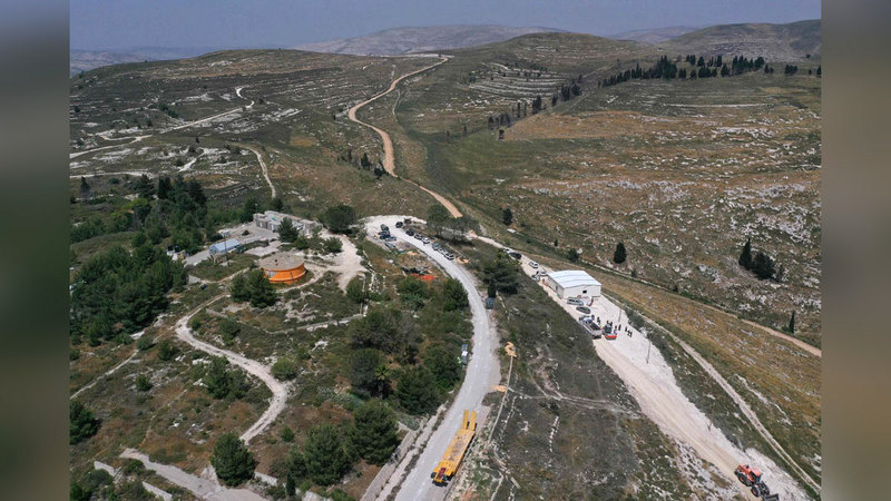 عمليات إعادة بناء حوميش مستمرة بجوار البلدات الفلسطينية.  الإمارات اليوم