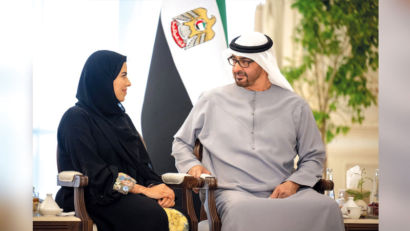 محمد بن زايد خلال استقبال نورة النيادي في قصر البحر.   وام