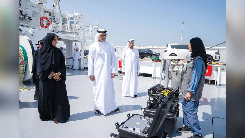 خالد بن محمد بن زايد خلال لقائه فريق العمل الإماراتي.  وام