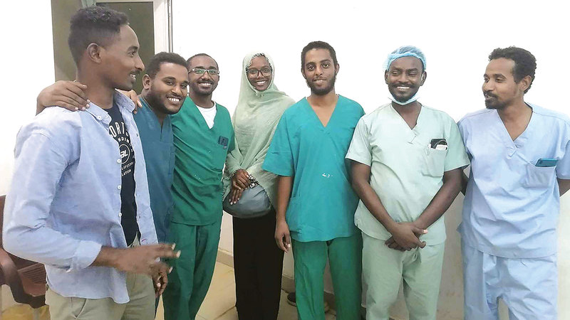 مجموعة من الأطباء والشباب المساهمين في توفير العلاج للمرضى السودانيين.  من المصدر