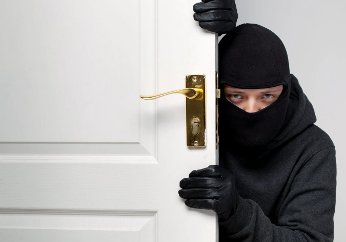 لص في نيفادا يقتحم الشقق السكنية للقيام بأمر غريب