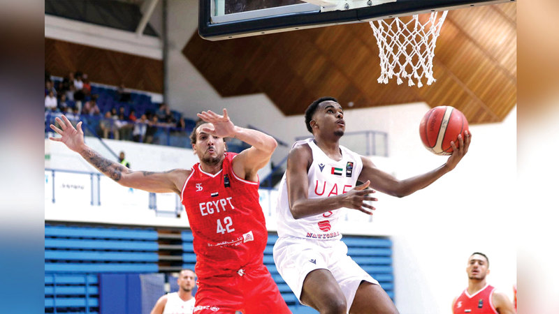 من اللقاء الودي الذي جمع منتخب السلة أول من أمس أمام نظيره المصري.  من المصدر