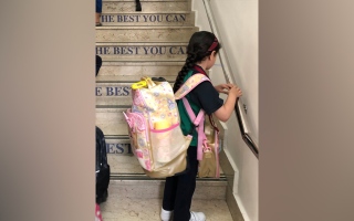 الصورة: الحقيبة المدرسية.. أحمال شاقة على ظهور الطلبة