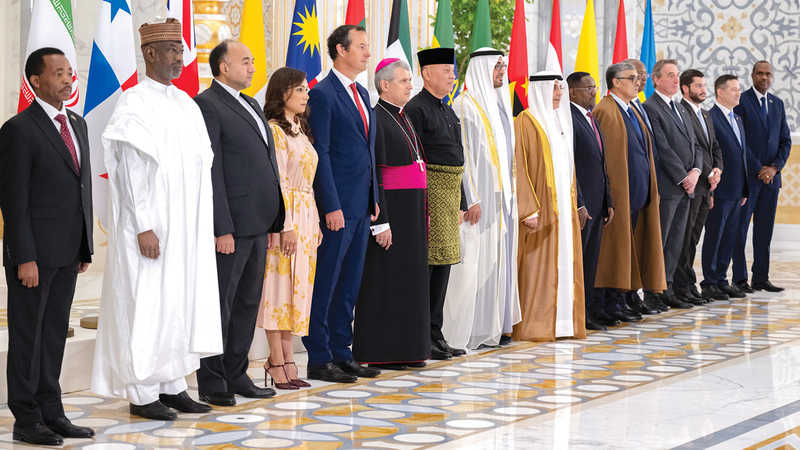 مراسم الاستقبال جرت في قصر الوطن في العاصمة أبوظبي.  وام