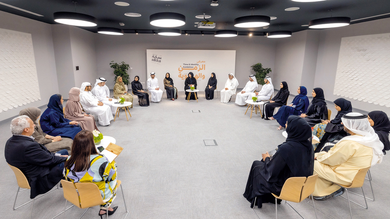 لطيفة بنت محمد خلال لقائها عدداً من الفنانين المشاركين في المعرض الفني الجماعي الذي يستقطب مجموعة متنوعة من التجارب الفنية الإماراتية.  من المصدر