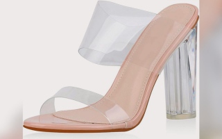 الصورة: #عزيزتي_حواء.. الصندل الشفاف على عرش الموضة النسائية