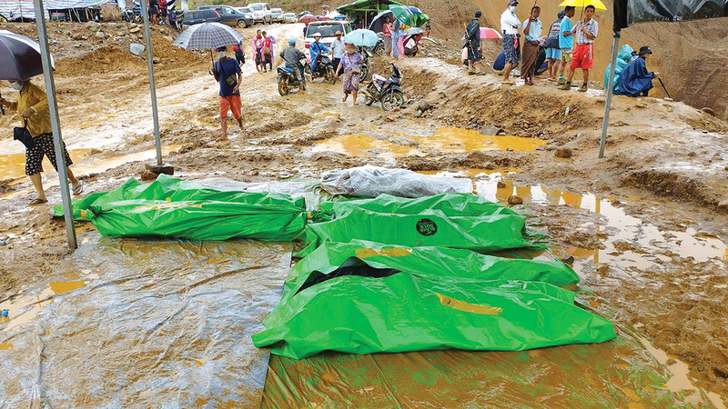جثث تم انتشالها من مكان الحادث.   أ.ب