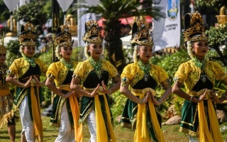 الصورة: رقصات تقليدية في احتفال عيد استقلال إندونيسيا.. صور