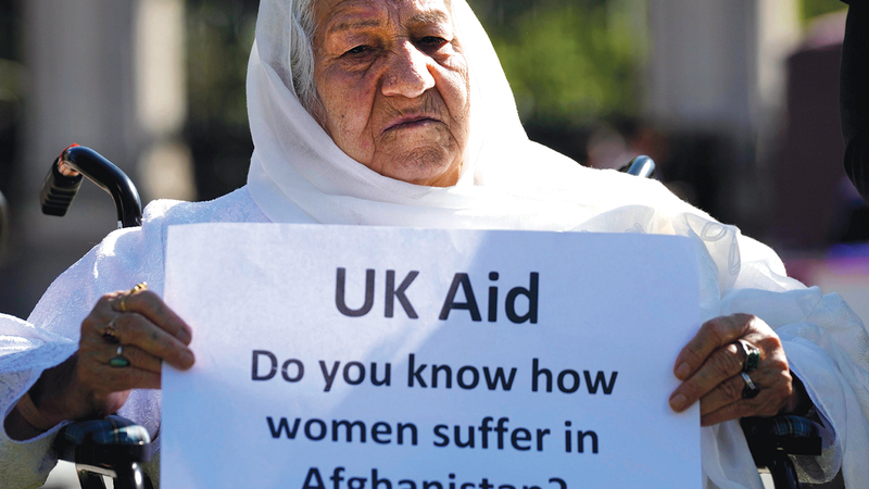 متظاهرة أمام البرلمان البريطاني تندد بسياسة «طالبان» ضد المرأة.   أ.ب