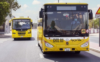 الصورة: حافلات مزودة بأجهزة استشعار وأنظمة حديثة لاستقبال الطلبة