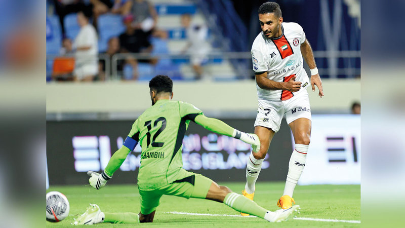 هداف المنتخب والجزيرة علي مبخوت تألق بشكل لافت في الجولة الأولى وسجل هدفين أمام النصر.  من المصدر