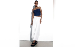 الصورة: #عزيزتي_حواء.. التنورة الجينز ذات الوسط المنخفض تفرض حضورها