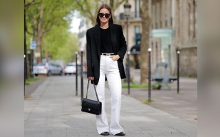 الصورة: #عزيزتي_حواء.. الجينز الأبيض لإطلالة «ساطعة» وفخمة