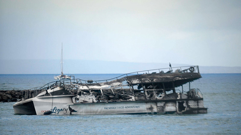 سفينة محترقة.   أ.ف.ب