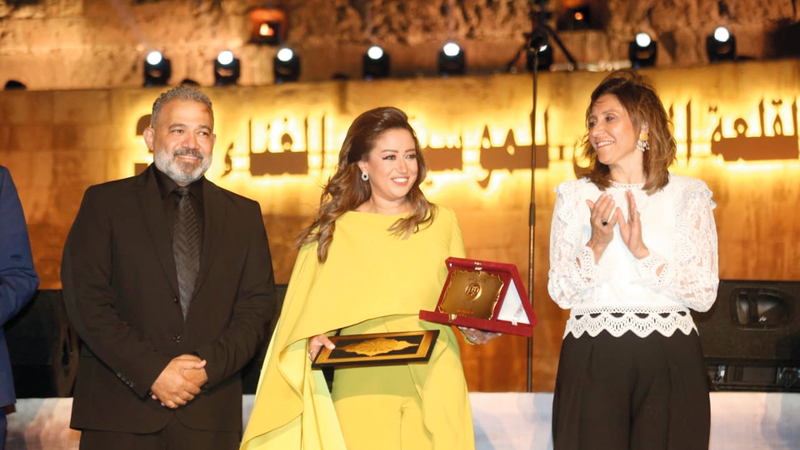 نيفين الكيلاني تكرم ريهام عبدالحكيم.   من المصدر