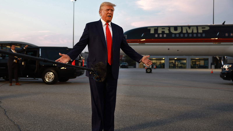 ترامب يتحدث إلى وسائل الإعلام في مطار أتلانتا بعد حجزه في سجن مقاطعة فولتون.  أ.ف.ب