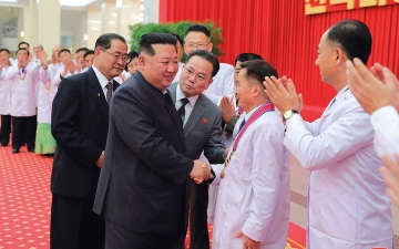 الصورة: كوريا الشمالية تخفّف «عزلة كورونا» وتفتح الحدود لعودة مواطنيها