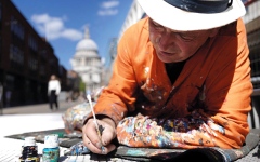 الصورة: صورة وتعليق.. فنان يرسم «عالماً خفياً» تحت أقدام المارة في لندن