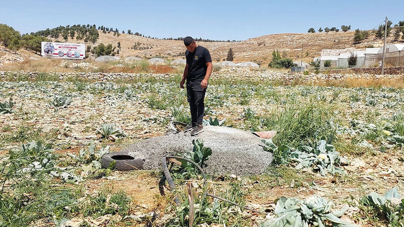إحدى الآبار التي أغلقها الاحتلال بالباطون جنوب الخليل.  من المصدر