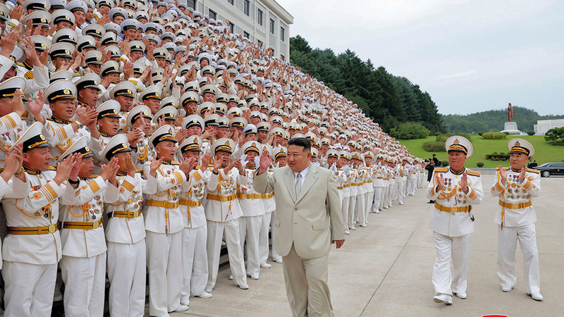 زعيم كوريا الشمالية خلال زيارته لقيادة القوات البحرية لبلاده.  إي.بي.إيه