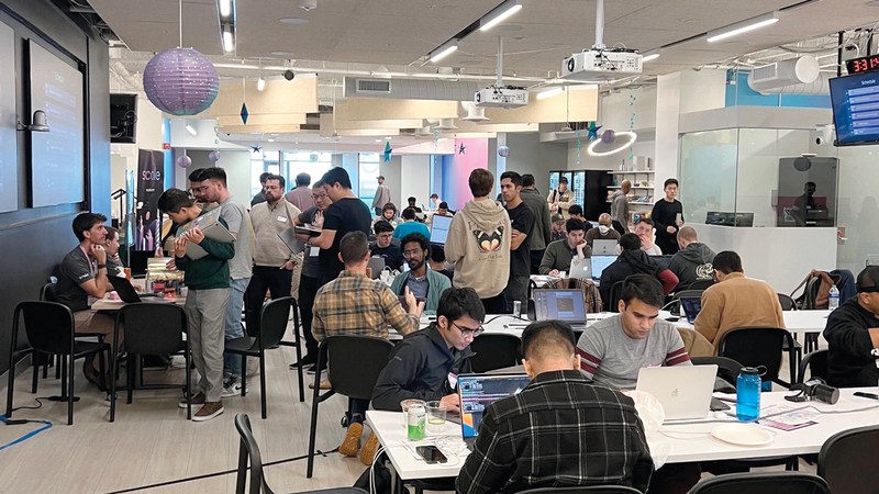 متعاونون يعملون عن بعد في مقهى إنترنت.   أرشيفية