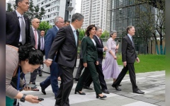 الصورة: وزيرة أميركية تسعى إلى تعزيز السياحة مع الصين