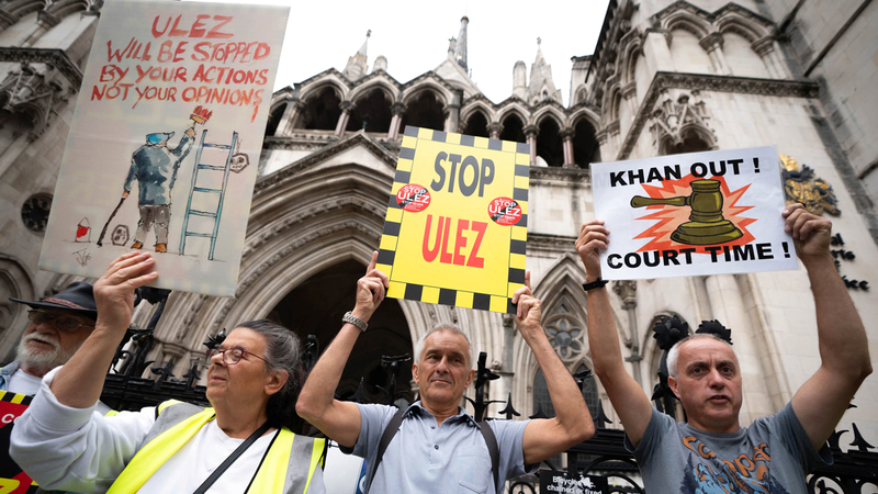 متظاهرون يحتجون على المخطط.   أرشيفية